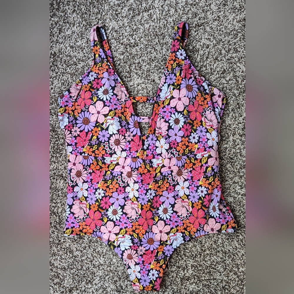 One piece floral bathing suit with adjustable straps, in excellent condition